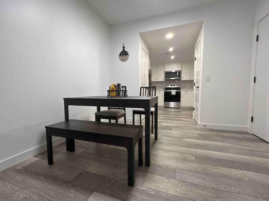 Newly Built 2 Bedroom Suite With Free Parking - Close To Banff National Park, YYC Exterior foto