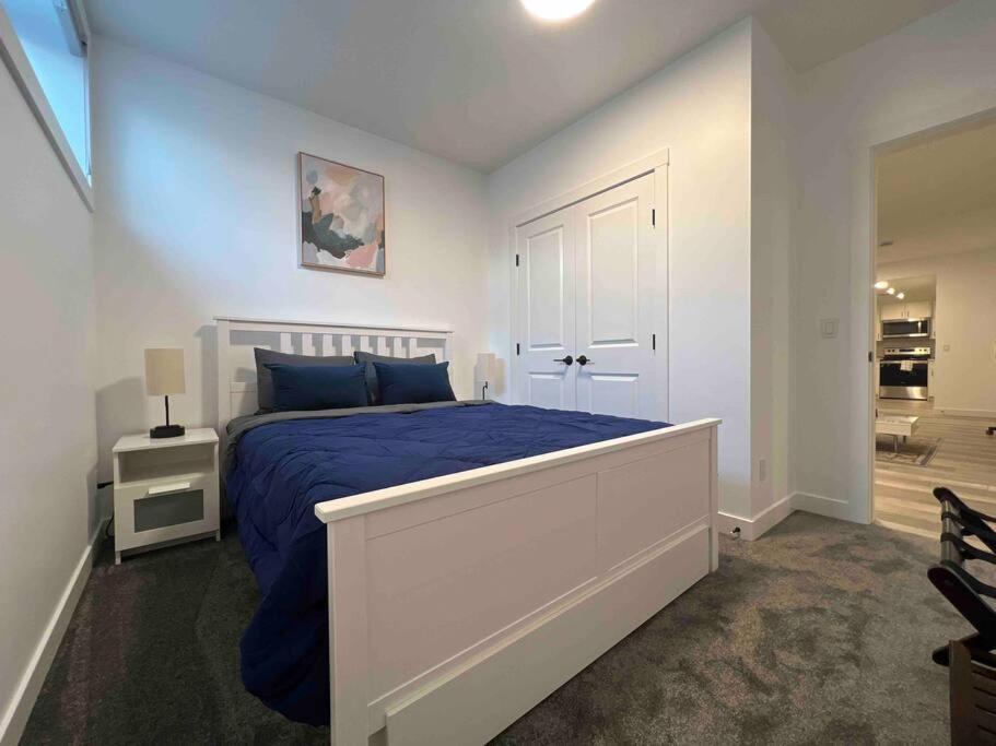 Newly Built 2 Bedroom Suite With Free Parking - Close To Banff National Park, YYC Exterior foto